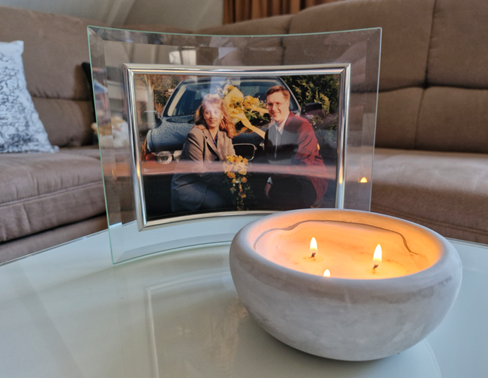 Ein Bild, das Kerze, Im Haus, Inneneinrichtung, Couch enthält.
KI-generierte Inhalte können fehlerhaft sein.