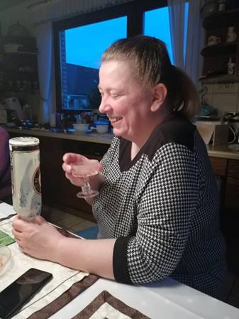 Ein Bild, das Person, Kleidung, Menschliches Gesicht, Im Haus enthlt.

KI-generierte Inhalte knnen fehlerhaft sein.