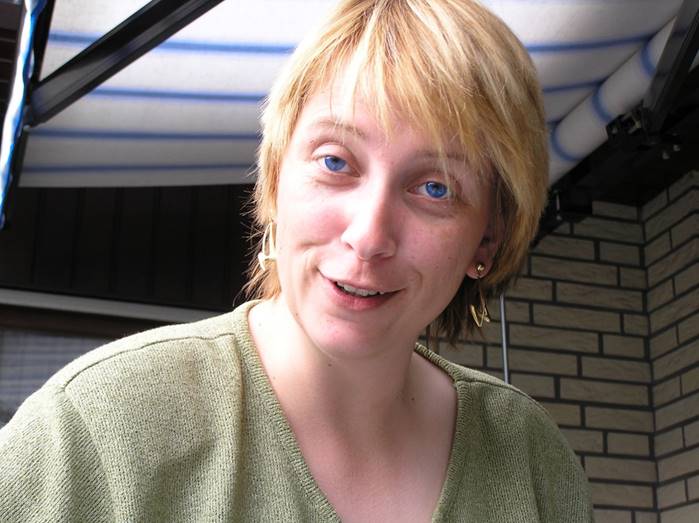 Ein Bild, das Person, Menschliches Gesicht, L�cheln, Kleidung enth�lt.

KI-generierte Inhalte k�nnen fehlerhaft sein.